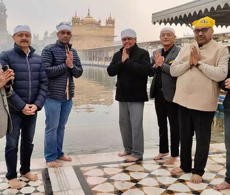 Chandigarh के सांसद मनीष तिवारी ने स्वर्ण मंदिर में मत्था टेका, शांति के लिए प्रार्थना की Chandigarh के सांसद मनीष तिवारी ने स्वर्ण मंदिर में मत्था टेका, शांति के लिए प्रार्थना की