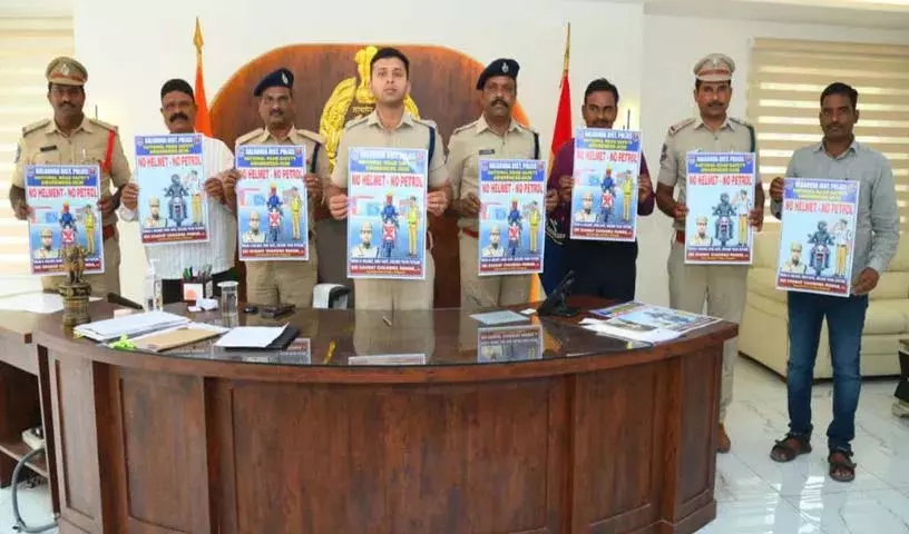 सड़क दुर्घटनाएं रोकने के लिए नियम है Helmet नहीं तो पेट्रोल नहीं सड़क दुर्घटनाएं रोकने के लिए नियम है Helmet नहीं तो पेट्रोल नहीं