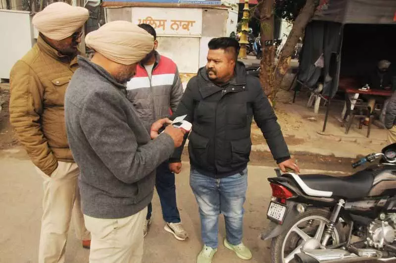 Amritsar Police ने ट्रैफिक फाइन के तौर पर 5.12 करोड़ रुपये वसूले, 9,000 गाड़ियां जब्त कीं Amritsar Police ने ट्रैफिक फाइन के तौर पर 5.12 करोड़ रुपये वसूले, 9,000 गाड़ियां जब्त कीं