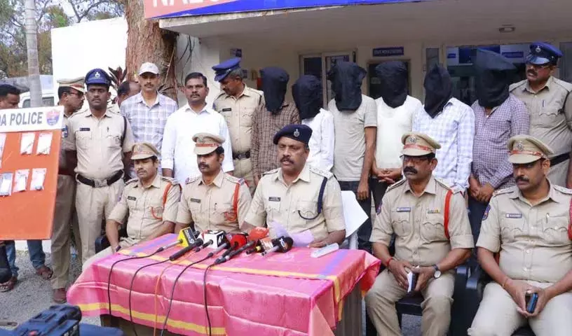 Fake Gold चोरों के अंतरराज्यीय गिरोह को गिरफ्तार किया गया Fake Gold चोरों के अंतरराज्यीय गिरोह को गिरफ्तार किया गया