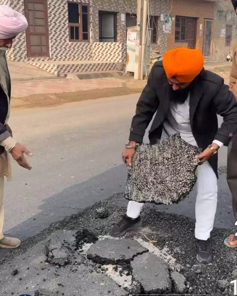Fatehgarh Sahib की नई बनी सड़क घिसने लगी है Fatehgarh Sahib की नई बनी सड़क घिसने लगी है
