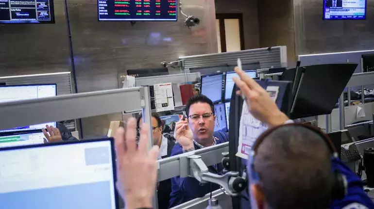 चिप्स की बढ़त से ‘महंगे’ S&P 500 की भरपाई होने से US स्टॉक में थोड़ी तेज़ी चिप्स की बढ़त से ‘महंगे’ S&P 500 की भरपाई होने से US स्टॉक में थोड़ी तेज़ी