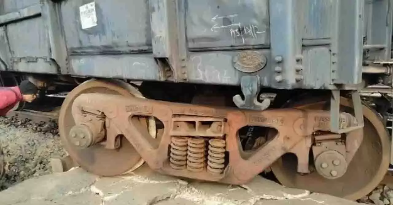 Odisha के सुंदरगढ़ में हावड़ा-मुंबई मेन लाइन पर मालगाड़ी पटरी से उतर गई Odisha के सुंदरगढ़ में हावड़ा-मुंबई मेन लाइन पर मालगाड़ी पटरी से उतर गई