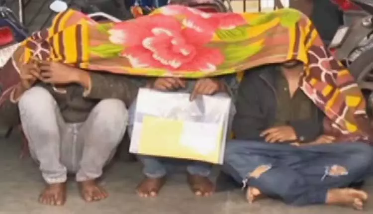 Bhubaneswar में ब्राउन शुगर तस्करी के आरोप में लॉ स्टूडेंट समेत तीन गिरफ्तार Bhubaneswar में ब्राउन शुगर तस्करी के आरोप में लॉ स्टूडेंट समेत तीन गिरफ्तार
