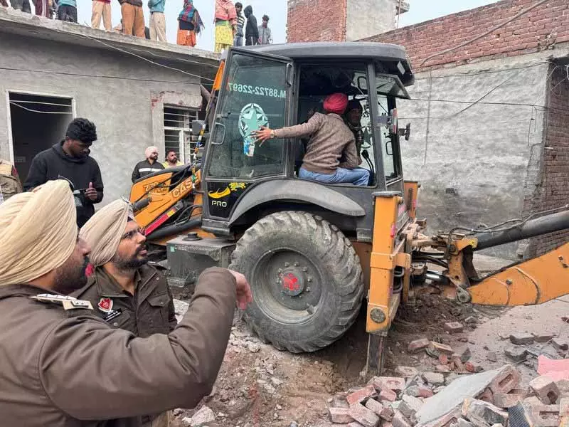 Patti में ड्रग तस्कर का घर गिराया गया Patti में ड्रग तस्कर का घर गिराया गया