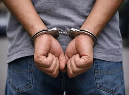 नकली आईएएस अधिकारी बनकर लोगों को ठगने वाला आरोपी गिरफ्तार नकली आईएएस अधिकारी बनकर लोगों को ठगने वाला आरोपी गिरफ्तार