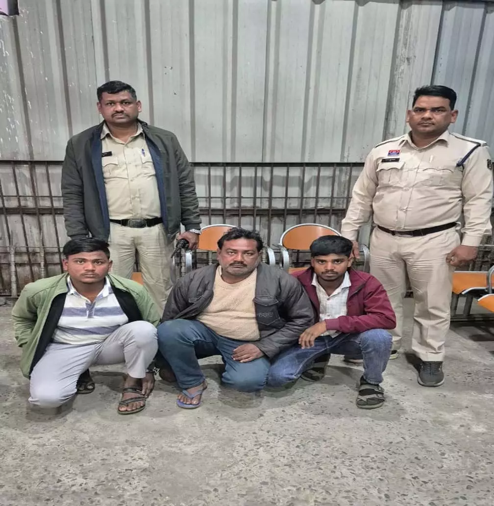 मिनीमाता चौक पर मारपीट, तीन आरोपी गिरफ्तार मिनीमाता चौक पर मारपीट, तीन आरोपी गिरफ्तार