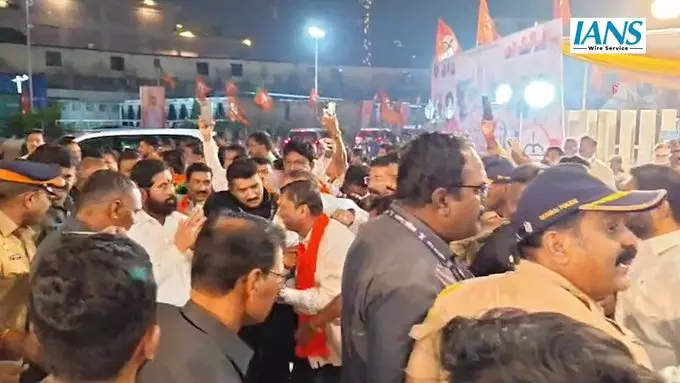 मुंबई में NSCI डोम में महायुति बैठक के लिए पहुंचे महाराष्ट्र के उपमुख्यमंत्री एकनाथ शिंदे मुंबई में NSCI डोम में महायुति बैठक के लिए पहुंचे महाराष्ट्र के उपमुख्यमंत्री एकनाथ शिंदे