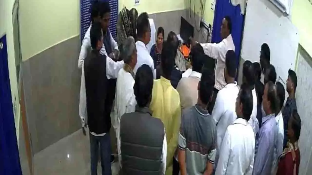 Odisha में ऑफिस चैंबर के अंदर महिला बीडीओ पर हमला Odisha में ऑफिस चैंबर के अंदर महिला बीडीओ पर हमला