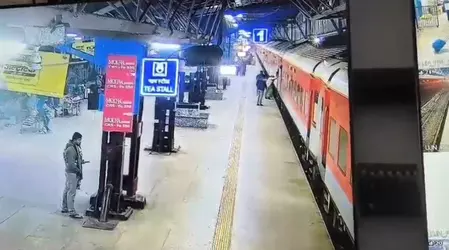स्टेशन पर देवदूत बना RPF जवान, महिला की बचाई जान स्टेशन पर देवदूत बना RPF जवान, महिला की बचाई जान