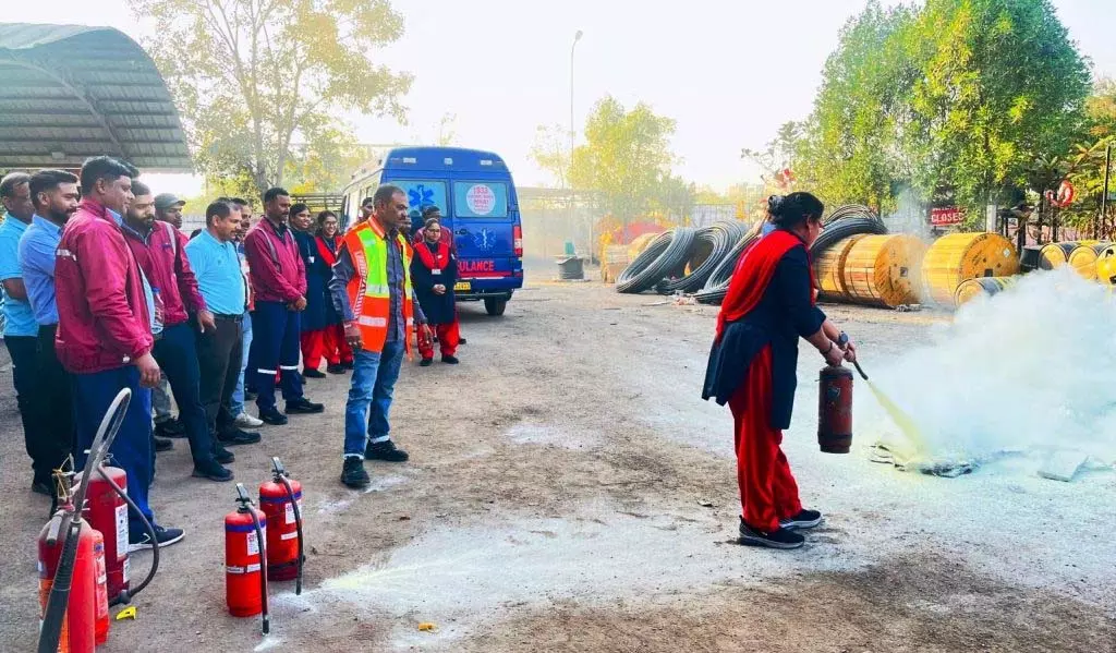 राष्ट्रीय सड़क सुरक्षा अभियान: चालकों और फील्ड स्टाफ को दिया आपातकालीन प्रशिक्षण राष्ट्रीय सड़क सुरक्षा अभियान: चालकों और फील्ड स्टाफ को दिया आपातकालीन प्रशिक्षण