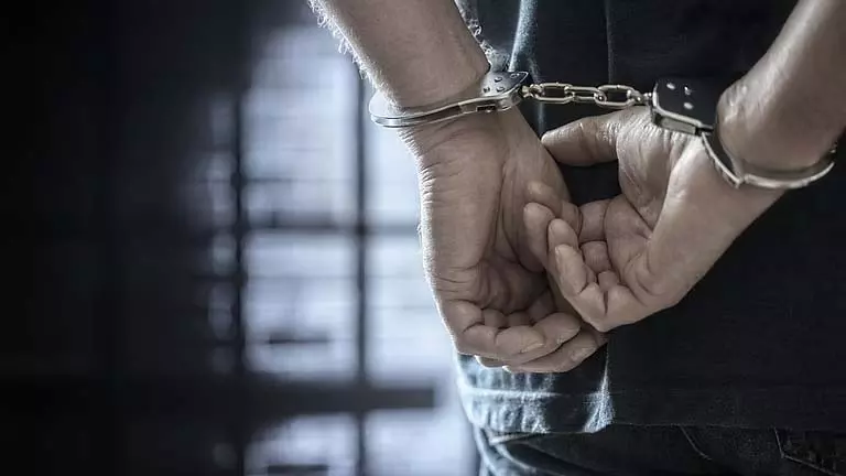 School के सामने लड़कियों के साथ छेड़छाड़ का विरोध करने पर युवक को हथौड़े से पीटा गया School के सामने लड़कियों के साथ छेड़छाड़ का विरोध करने पर युवक को हथौड़े से पीटा गया