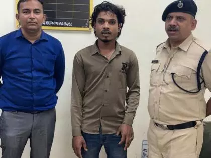 Mumbai: सोशल मीडिया पर प्रसिद्धि के लिए रेलवे स्टंट करने वाला व्यक्ति गिरफ्तार Mumbai: सोशल मीडिया पर प्रसिद्धि के लिए रेलवे स्टंट करने वाला व्यक्ति गिरफ्तार