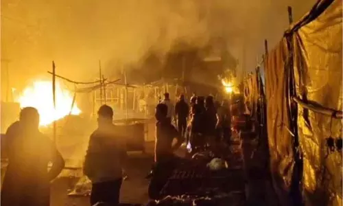 Dhanbad : फुटपाथ पर मौजूद दुकानों में लगी आग, लाखों का नुकसान Dhanbad : फुटपाथ पर मौजूद दुकानों में लगी आग, लाखों का नुकसान