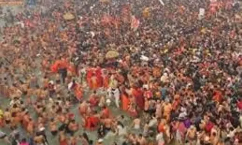 Prayagraj: आस्था का सैलाब,पहले ही दिन 31 लाख से ज़्यादा श्रद्धालुओं ने लगाई डुबकी