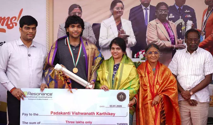 रेजोनेंस ने हैदराबाद में बाल पुरस्कार विजेता विश्वनाथ कार्तिकेय को सम्मानित किया रेजोनेंस ने हैदराबाद में बाल पुरस्कार विजेता विश्वनाथ कार्तिकेय को सम्मानित किया