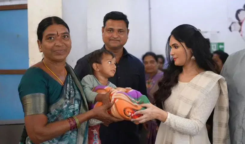 Khammam: फीड इंडिया फाउंडेशन ने खम्मम सरकारी अस्पताल में बच्चों को फल और कंबल बांटे