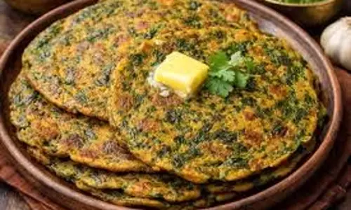 Sarson Saag Chilla Recipe: सर्दियों में नाश्ते के लिए बनाएं स्वादिष्ट सरसों साग चीला