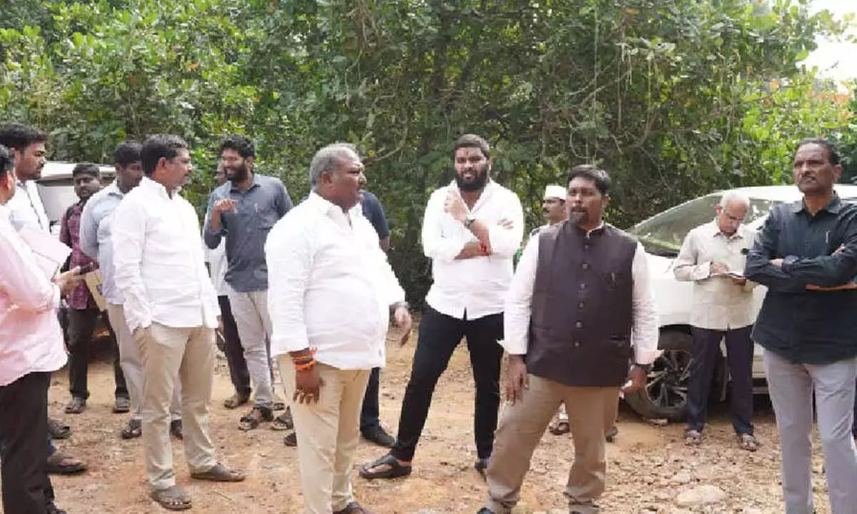 Andhra: अधिकारियों ने डेवलपमेंट के लिए संभावित ज़मीनों की जाँच की