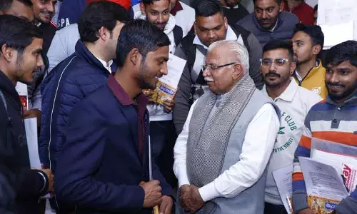 Karnal रोजगार निगम के जरिए 210 युवाओं को दुबई में नौकरी मिली