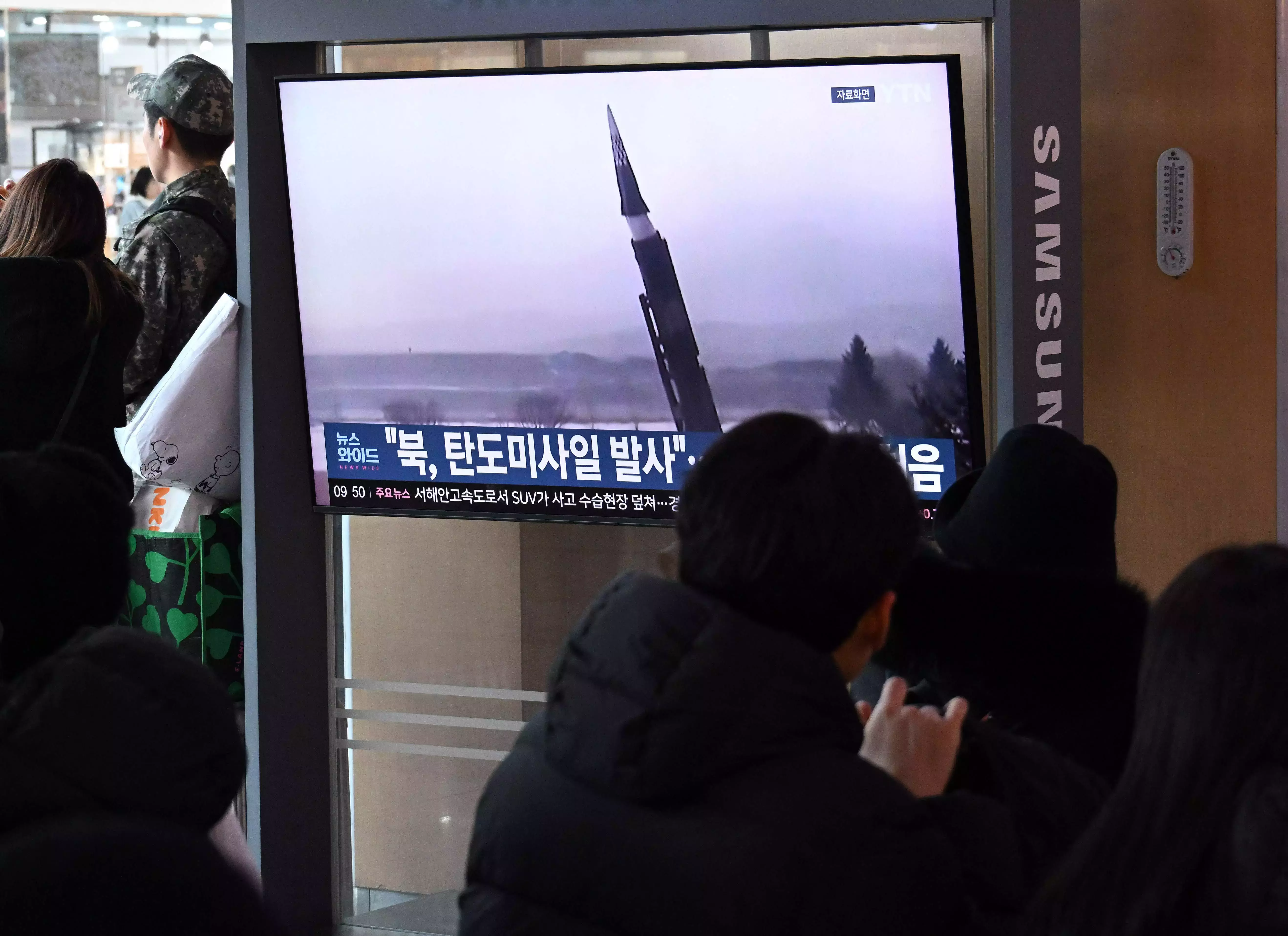 North Korea नेता की चीन यात्रा से पहले उत्तर कोरिया ने समुद्र की ओर मिसाइलें दागीं