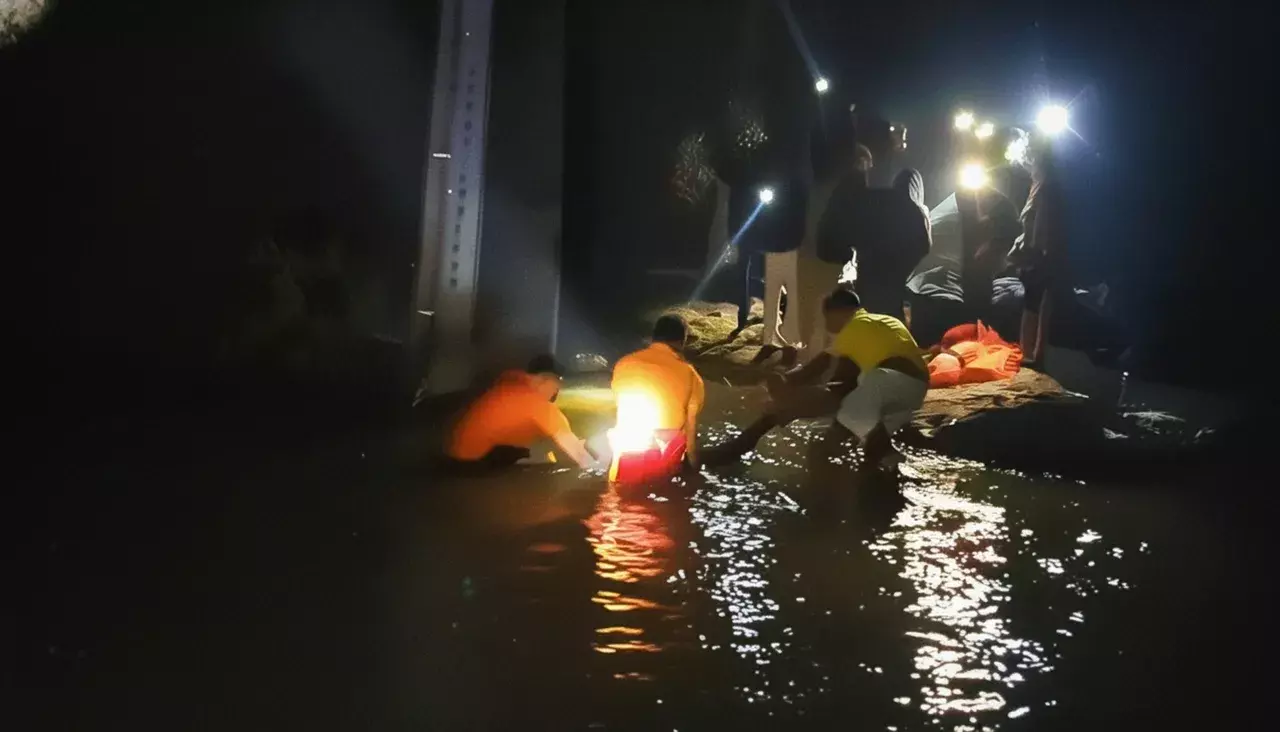 Odisha: एक बाइक पुल से नीचे गिरी, जिसमें एक व्यक्ति की मौत, जबकि दूसरा घायल Odisha: एक बाइक पुल से नीचे गिरी, जिसमें एक व्यक्ति की मौत, जबकि दूसरा घायल