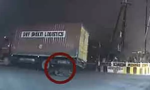 Indore : ट्रक ने बाइक को रौंदा, दंपत्ति और उनके 2 बच्चे घायल