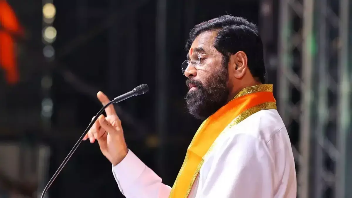 Mumbai: एकनाथ शिंदे ने वर्ली में BMC चुनाव प्रचार के दौरान UBT पर किया हमला Mumbai: एकनाथ शिंदे ने वर्ली में BMC चुनाव प्रचार के दौरान UBT पर किया हमला