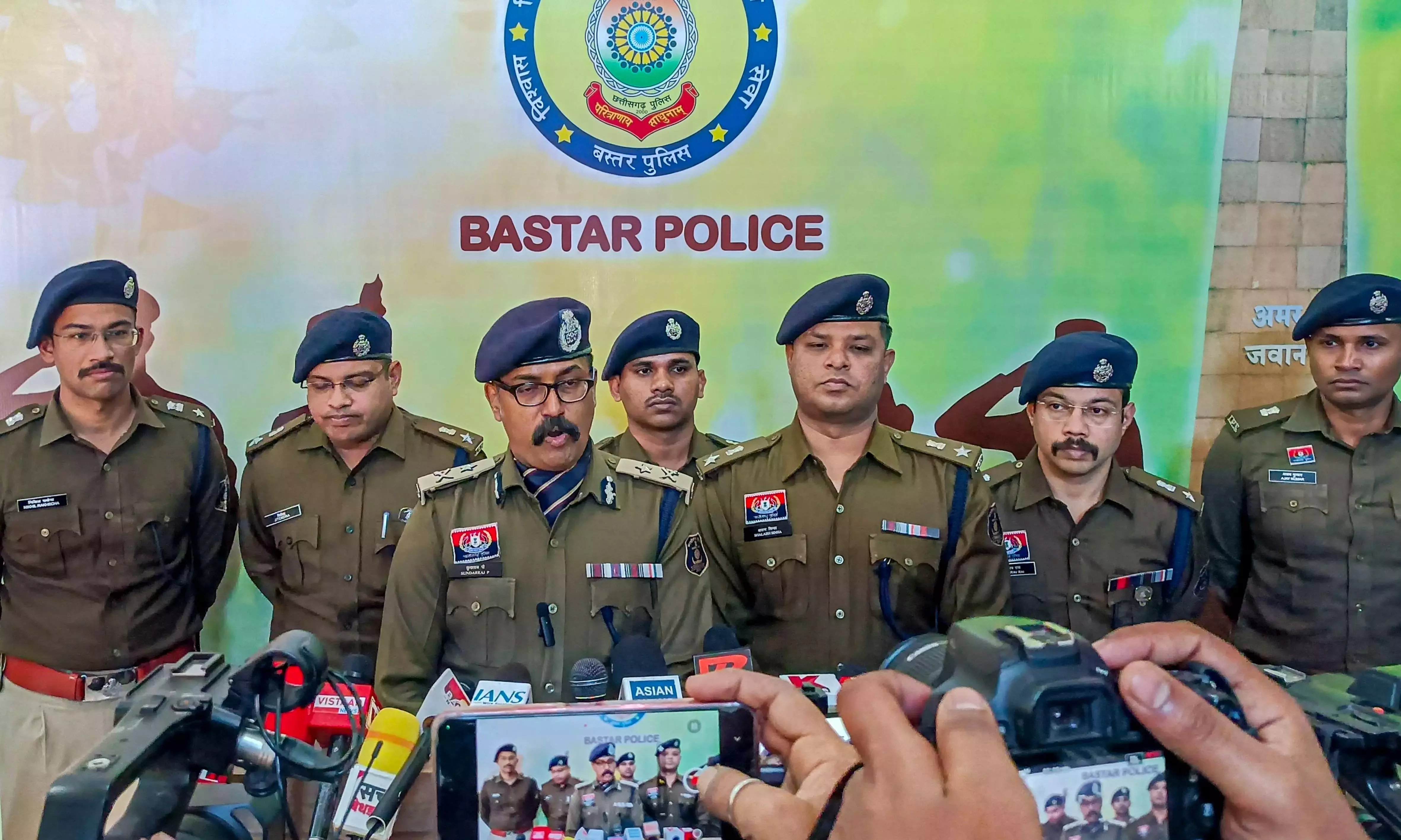 बस्तर में नक्सल विरोधी लड़ाई में 2025 एक टर्निंग पॉइंट: 256 मारे गए, 1,500 ने सरेंडर किया बस्तर में नक्सल विरोधी लड़ाई में 2025 एक टर्निंग पॉइंट: 256 मारे गए, 1,500 ने सरेंडर किया