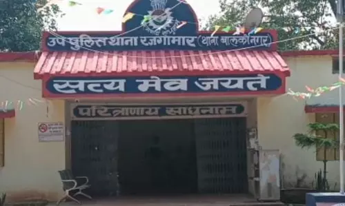 विधायक प्रतिनिधि ने पुलिस चौकी में मचाया उत्पात, आरक्षक को जबरन पीटा विधायक प्रतिनिधि ने पुलिस चौकी में मचाया उत्पात, आरक्षक को जबरन पीटा