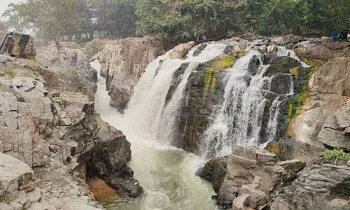 Hogenakkal में पानी का बहाव बढ़कर 2,000 cubic feet हो गया