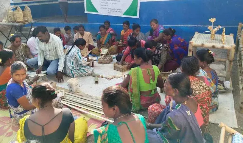 कवाल की आदिवासी महिलाओं ने बांस के प्रोडक्ट्स और फर्नीचर बनाने की दो महीने की ट्रेनिंग ली
