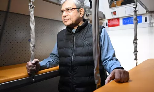 Ashwini Vaishnaw ने भारत की पहली वंदे भारत स्लीपर ट्रेन का निरीक्षण किया Ashwini Vaishnaw ने भारत की पहली वंदे भारत स्लीपर ट्रेन का निरीक्षण किया