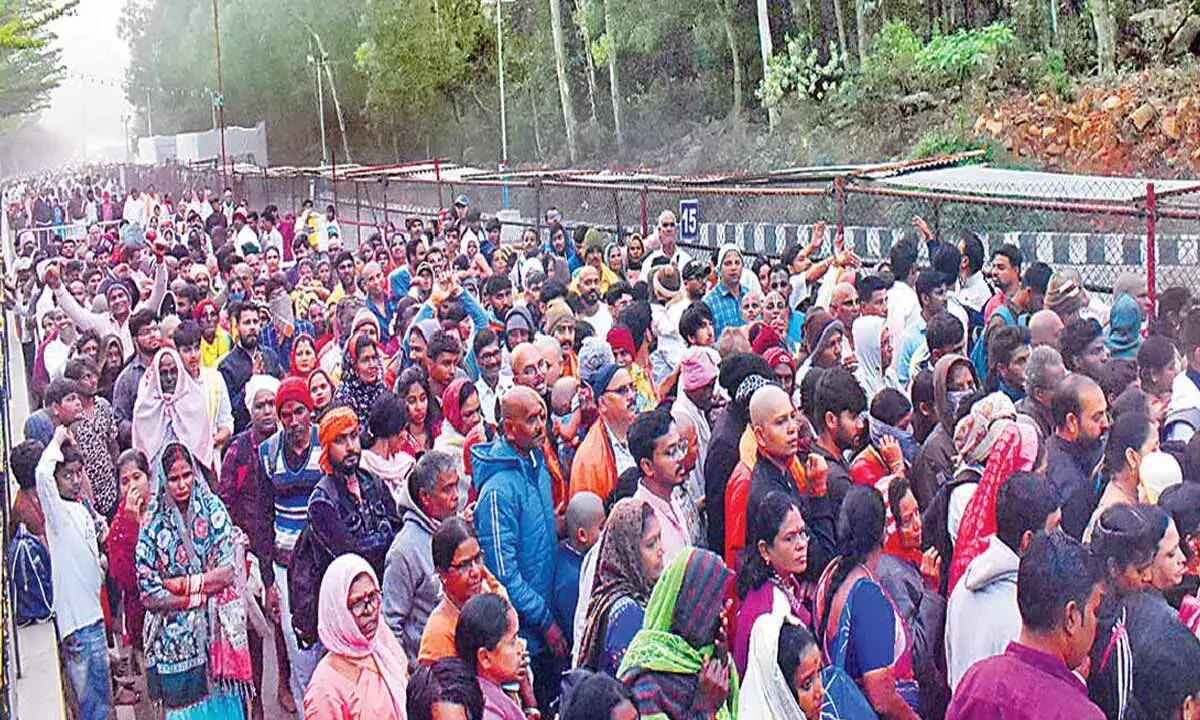 दर्शनार्थियों की भीड़ बढ़ने के बाद TTD का ई-टोकन प्रयोग जांच के दायरे में दर्शनार्थियों की भीड़ बढ़ने के बाद TTD का ई-टोकन प्रयोग जांच के दायरे में