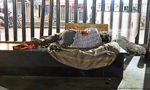 तापमान में गिरावट, खराब खाना और पानी: सड़क किनारे जानें जा रही है तापमान में गिरावट, खराब खाना और पानी: सड़क किनारे जानें जा रही है