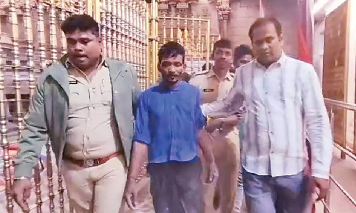 Andhra: नशे में धुत आदमी ने गोविन्दराज स्वामी मंदिर के गोपुरम पर चढ़ाई की