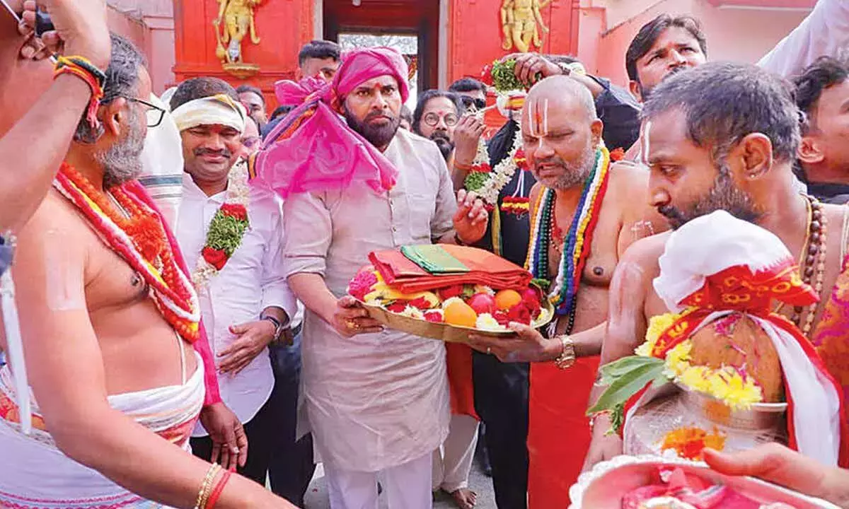 Andhra: पवन ने कोंडागट्टू अंजनेय स्वामी मंदिर में पूजा की
