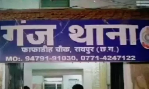 रायपुर : थाने अंदर आरक्षक के साथ मारपीट रायपुर : थाने अंदर आरक्षक के साथ मारपीट