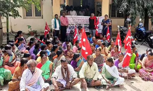 NREGA स्कीम को सही तरीके से लागू करने की मांग को लेकर विरोध प्रदर्शन NREGA स्कीम को सही तरीके से लागू करने की मांग को लेकर विरोध प्रदर्शन