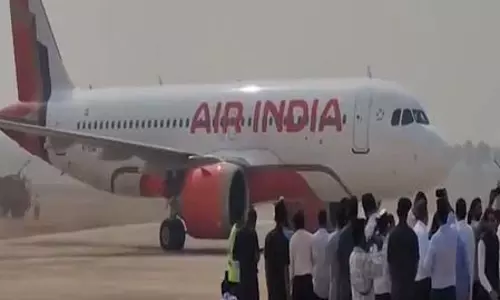 आंध्र प्रदेश: भोगपुरम एयरपोर्ट पर पहली टेस्ट फ्लाइट सफलतापूर्वक उतरी, सीएम चंद्रबाबू नायडू ने बधाई दी आंध्र प्रदेश: भोगपुरम एयरपोर्ट पर पहली टेस्ट फ्लाइट सफलतापूर्वक उतरी, सीएम चंद्रबाबू नायडू ने बधाई दी