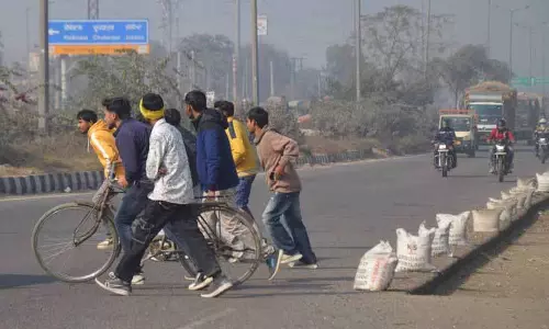 Ludhiana: कोहरे के मौसम में विज़िबिलिटी कम होने से लोग जान जोखिम में डालकर सड़क पार कर रहे Ludhiana: कोहरे के मौसम में विज़िबिलिटी कम होने से लोग जान जोखिम में डालकर सड़क पार कर रहे