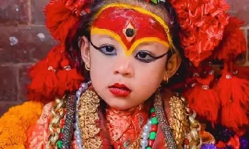 Manisha Koirala ने नेपाल में हाथ जोड़कर और शांत मन से कुमारी दर्शन किए