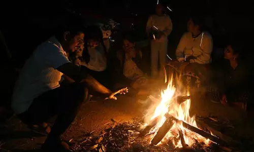 UP: ठंडा होने के दौरान अचानक दौरा पड़ने से आग में गिरने से एक व्यक्ति की मौत UP: ठंडा होने के दौरान अचानक दौरा पड़ने से आग में गिरने से एक व्यक्ति की मौत