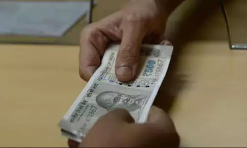 विजिलेंस ने शराब विक्रेता से रिश्वत लेते थाने के इंचार्ज इंस्पेक्टर को किया गिरफ्तार