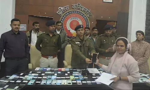 Indore : क्राइम ब्रांच ने ₹1.20 करोड़ कीमत के 326 खोए हुए मोबाइल फ़ोन मालिकों को लौटाए Indore : क्राइम ब्रांच ने ₹1.20 करोड़ कीमत के 326 खोए हुए मोबाइल फ़ोन मालिकों को लौटाए