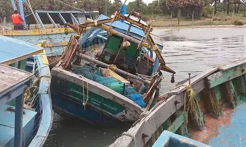 Sri Lankan नौसेना ने तमिलनाडु के 9 मछुआरों को गिरफ्तार किया Sri Lankan नौसेना ने तमिलनाडु के 9 मछुआरों को गिरफ्तार किया