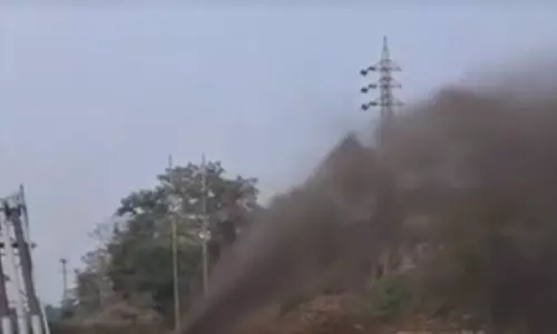 राखड़ पाइपलाइन फटने से बस्ती में हड़कंप राखड़ पाइपलाइन फटने से बस्ती में हड़कंप