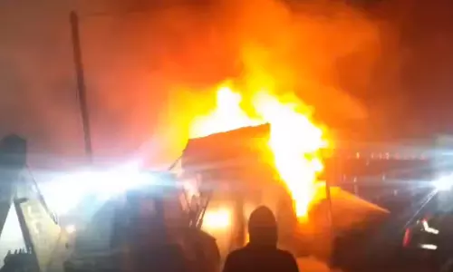 सरिया फैक्ट्री में ट्रक जलकर खाक, रायपुर में बड़ी घटना
