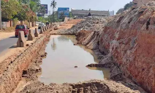 Palathara में एलिवेटेड रोड के निर्माण में पानी और मिट्टी भर गई