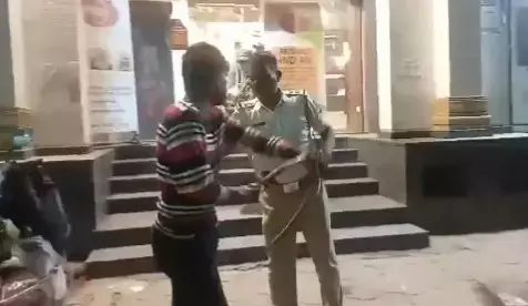 Hyderabad ट्रैफिक पुलिस ने ऑटो ड्राइवर को सांप दिखाकर धमकाया Hyderabad ट्रैफिक पुलिस ने ऑटो ड्राइवर को सांप दिखाकर धमकाया